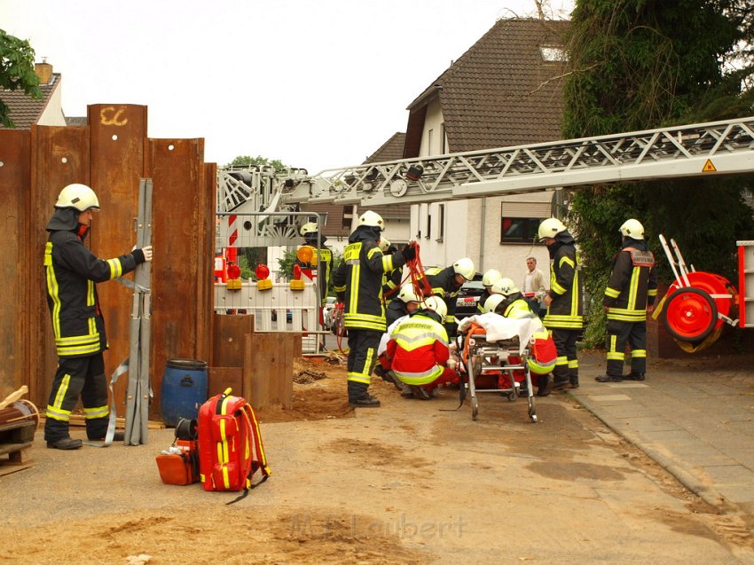 Hilfe Person in Baugrube gestuerzt Koeln Brueck Koenigsforststr P092.JPG